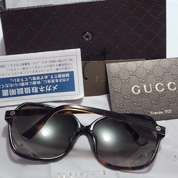 Gucci Oversized Sunglasses - Picture 4 of 15